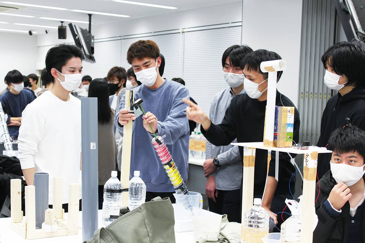 イメージ画像：議論する学生